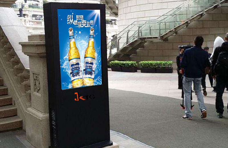 How to choose outdoor LCD advertising machine